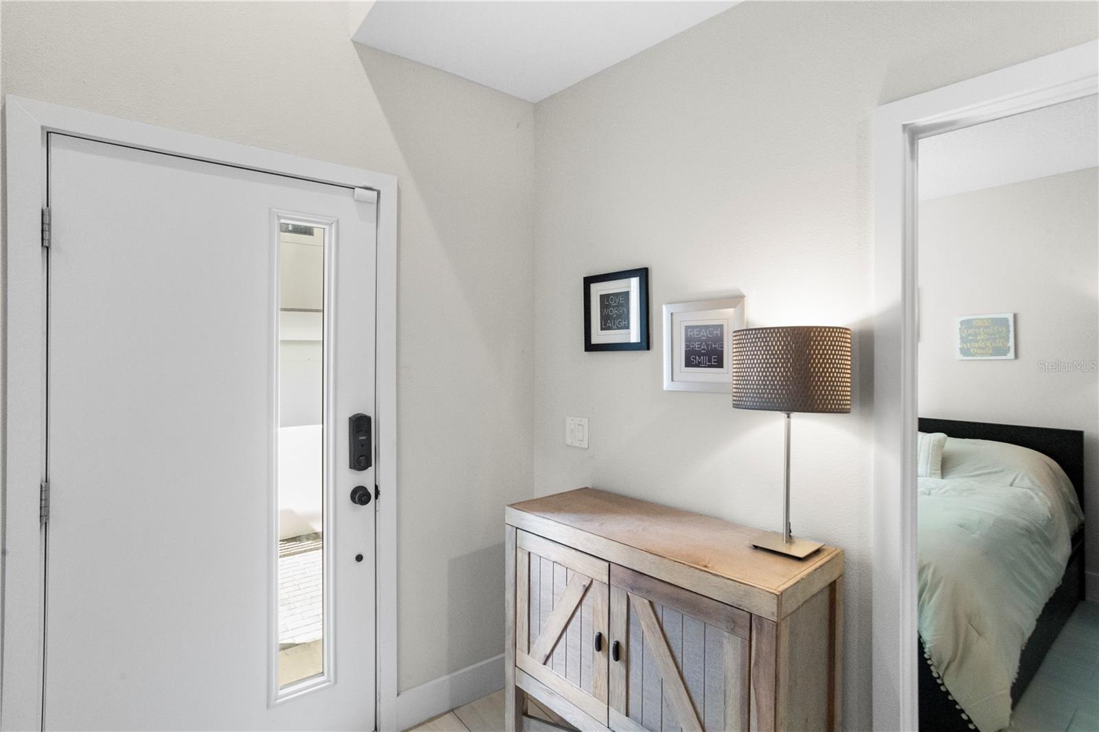 Image 4 of 23 For 915 Arlington Avenue N