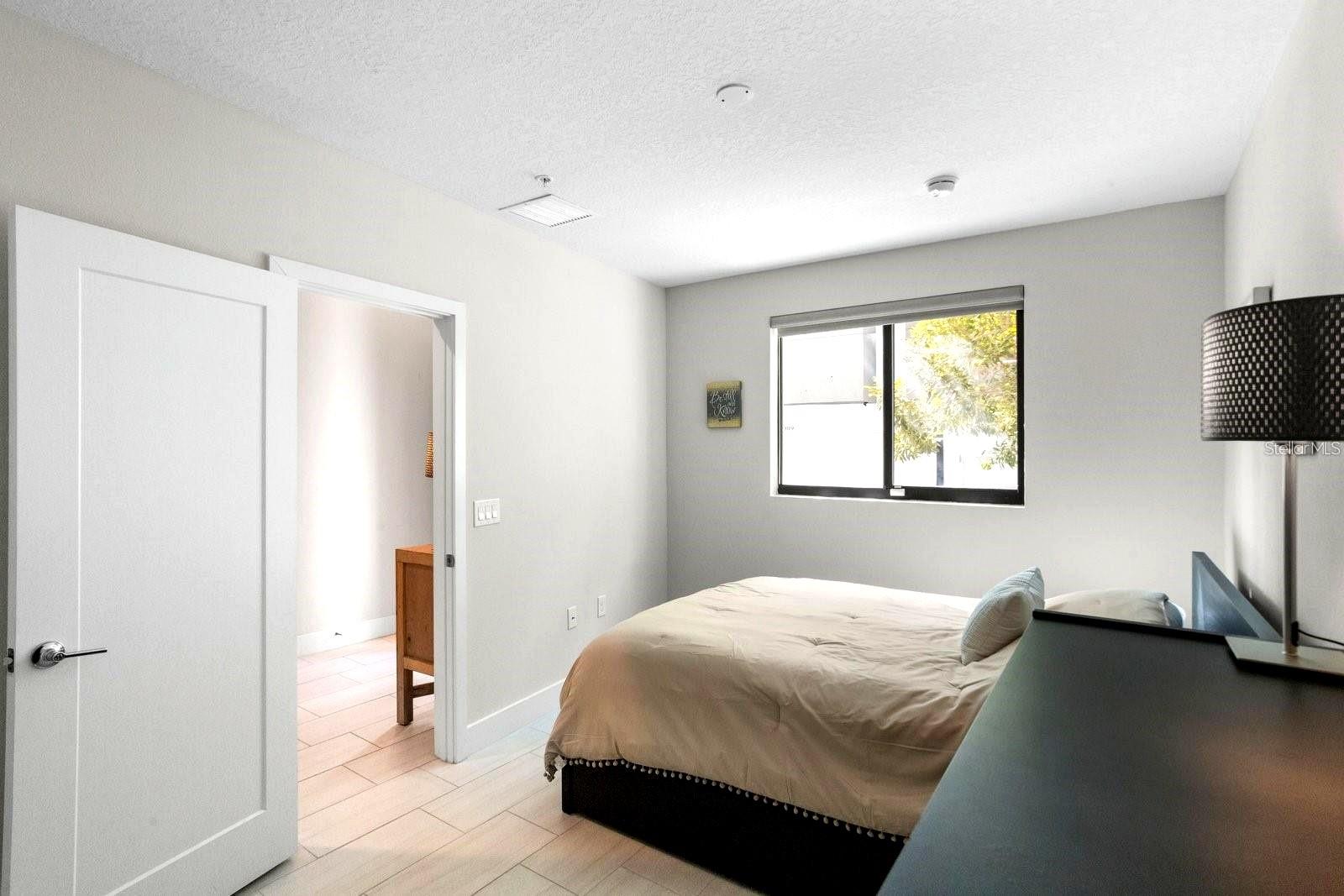 Image 5 of 23 For 915 Arlington Avenue N