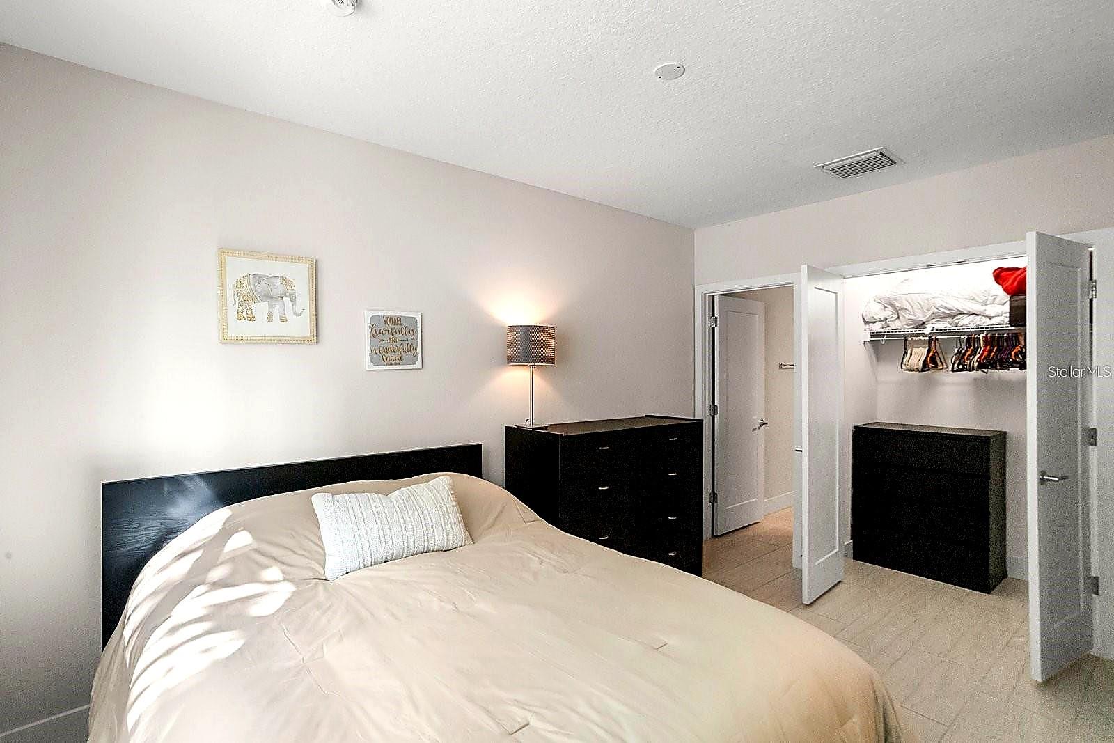 Image 6 of 23 For 915 Arlington Avenue N