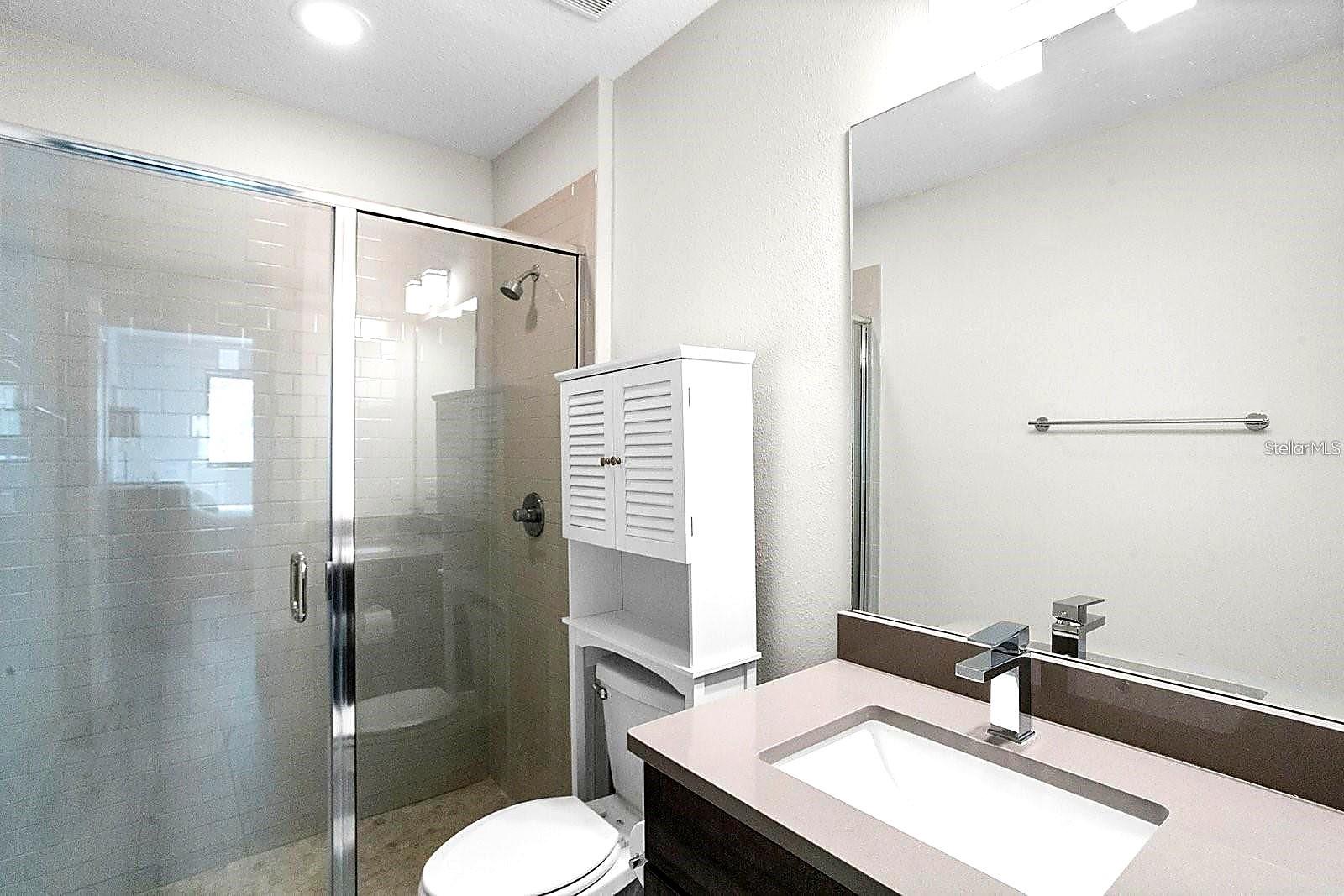 Image 7 of 23 For 915 Arlington Avenue N