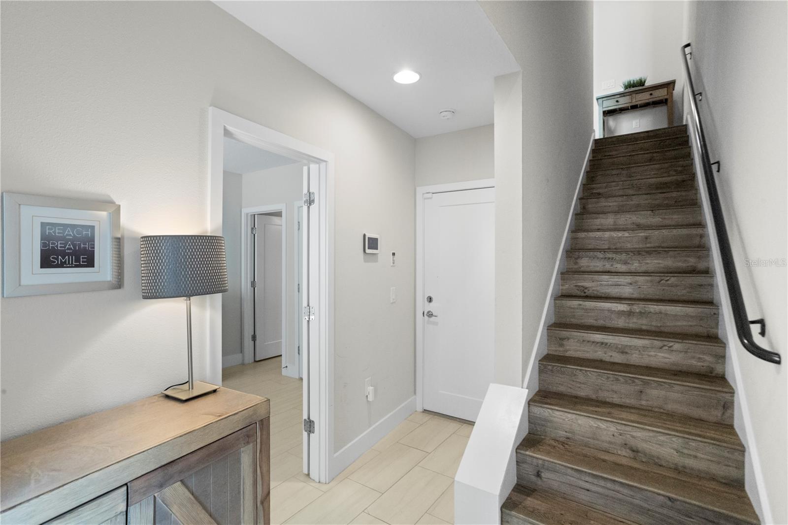 Image 8 of 23 For 915 Arlington Avenue N