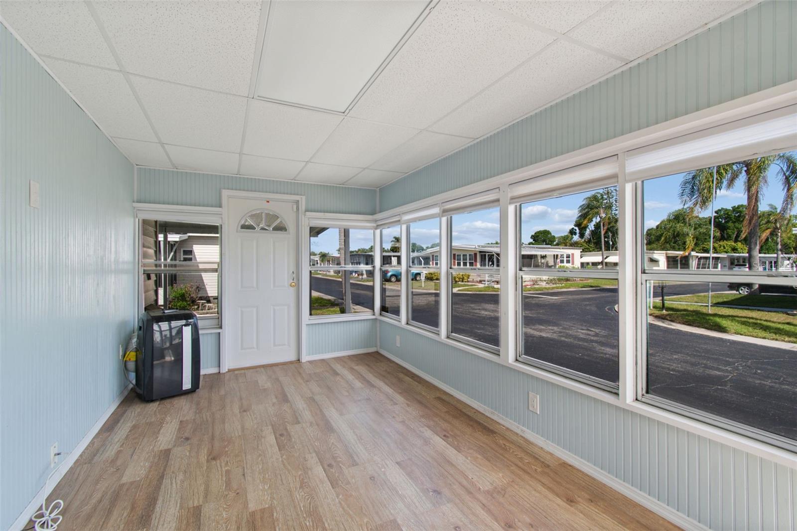 Image 25 of 69 For 12651 Seminole Boulevard 15i