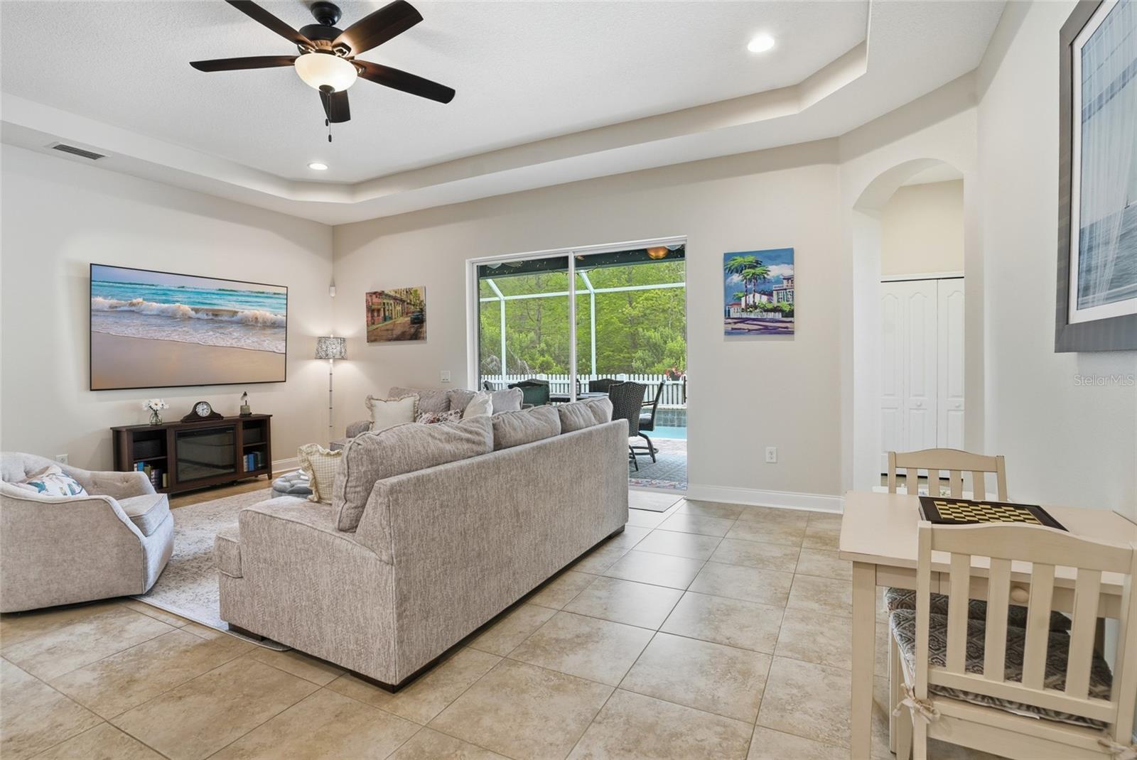 Listing photo id 15 for 4079 Windcrest Drive