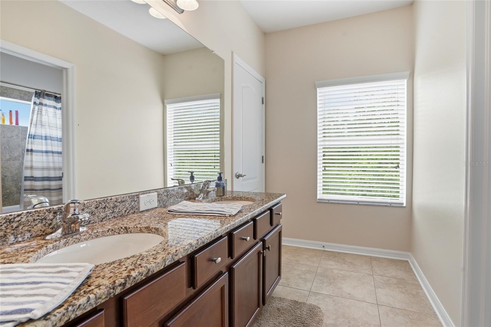 Listing photo id 32 for 4079 Windcrest Drive