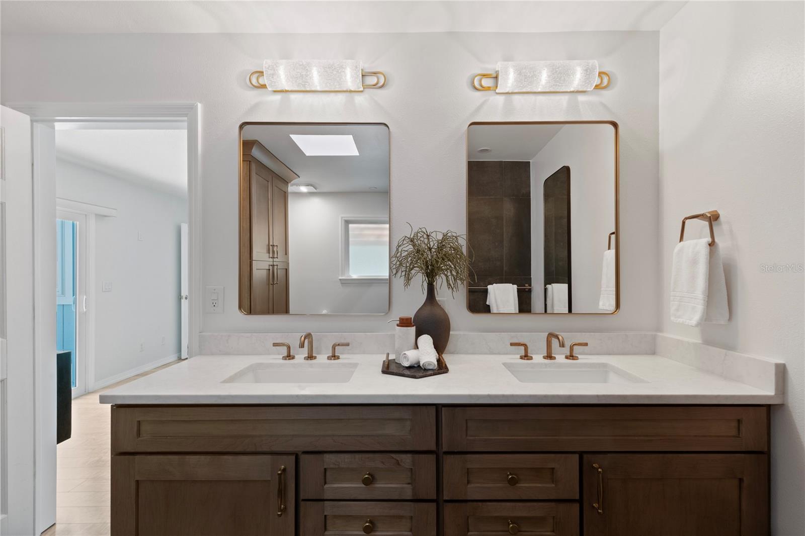 Listing photo id 20 for 5000 Lake Valencia Boulevard W