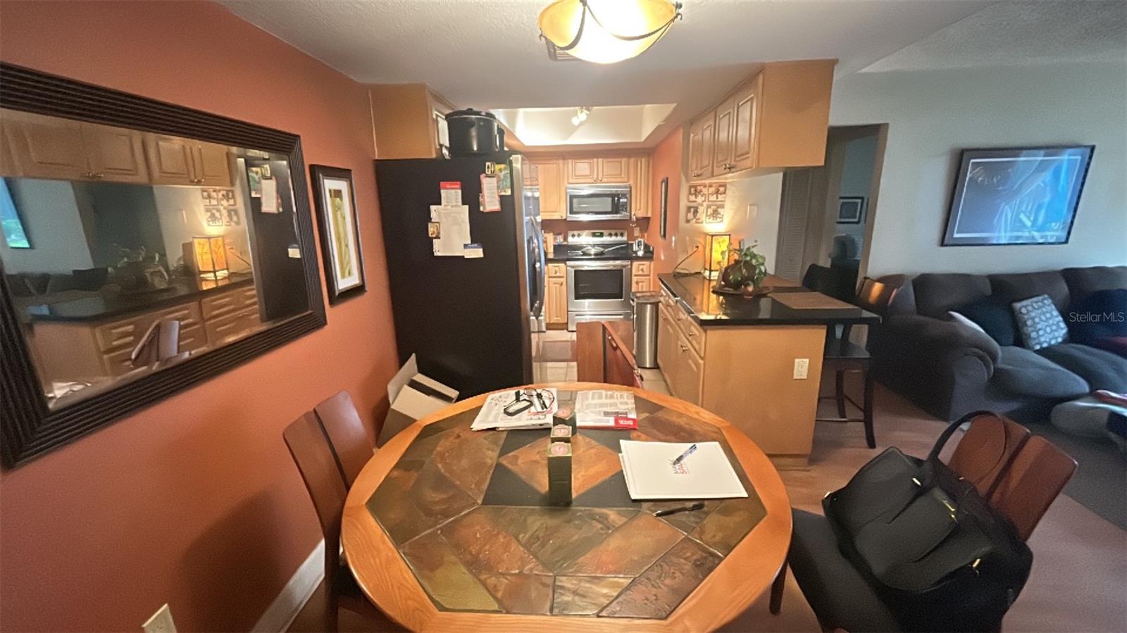 Listing photo id 3 for 3711 Iowa Avenue 115