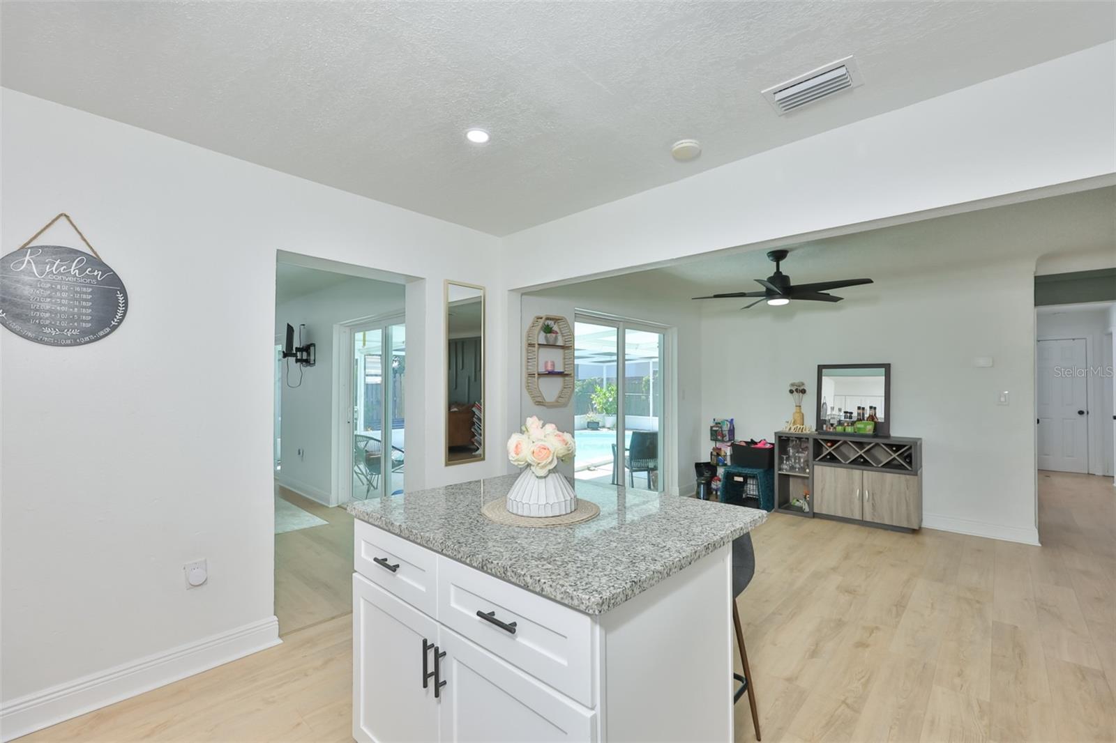 Listing photo id 19 for 8391 59th Lane N