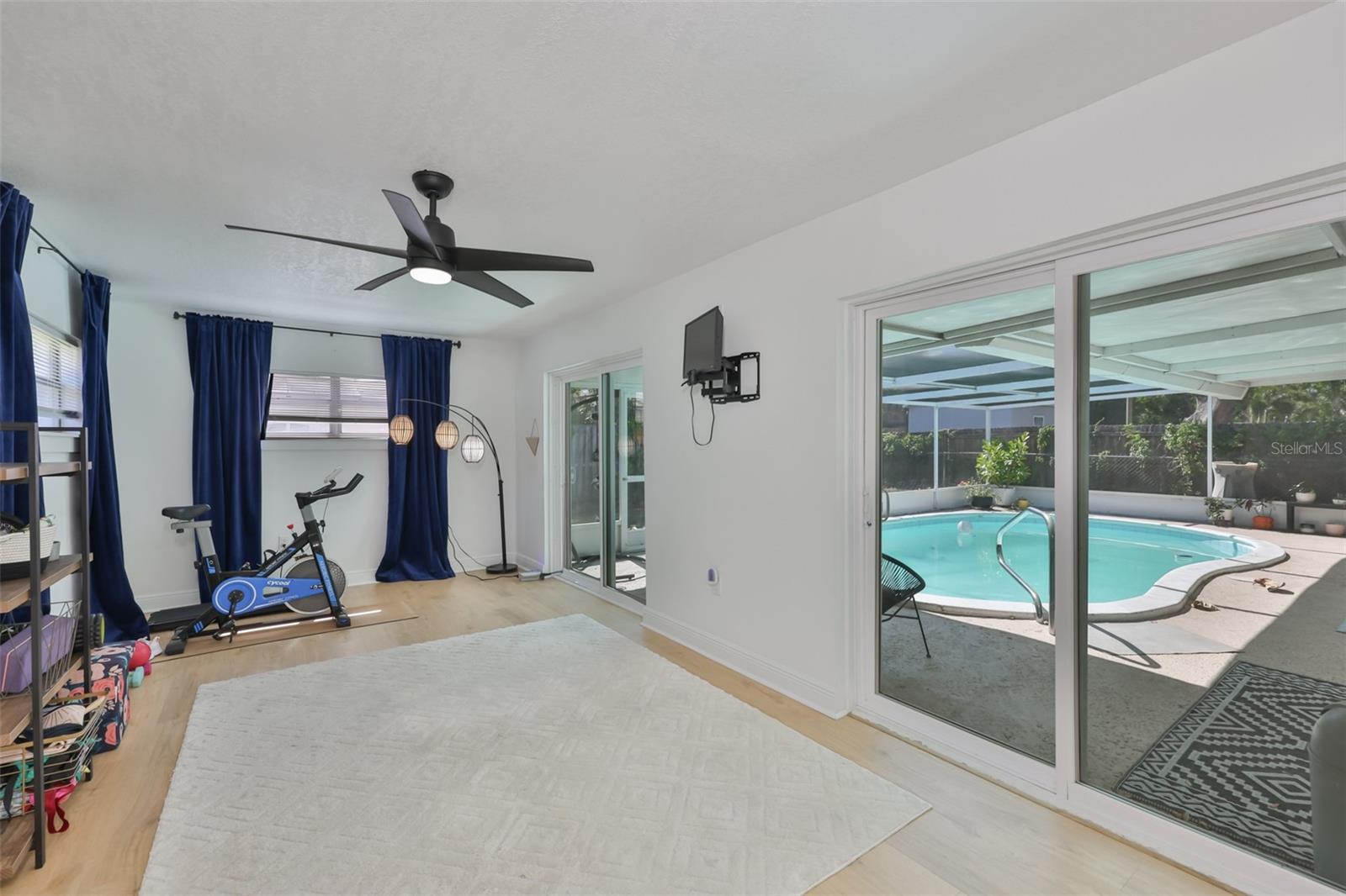 Listing photo id 3 for 8391 59th Lane N