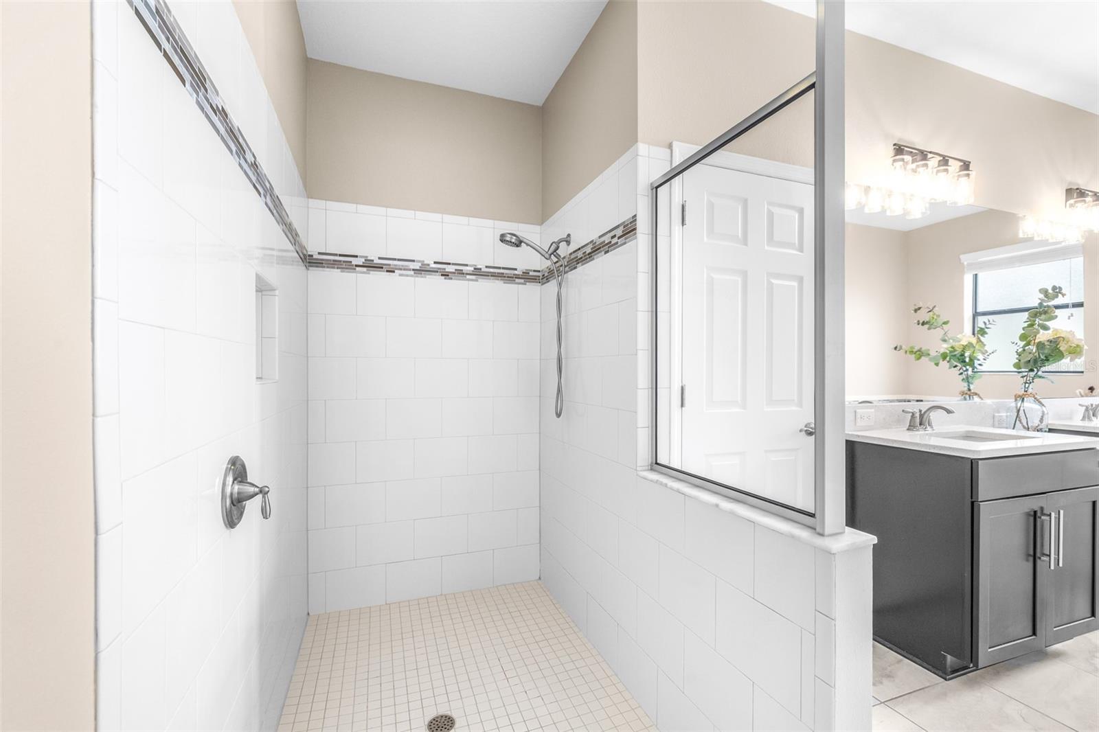 Listing photo id 31 for 21827 Billowy Jaunt Drive