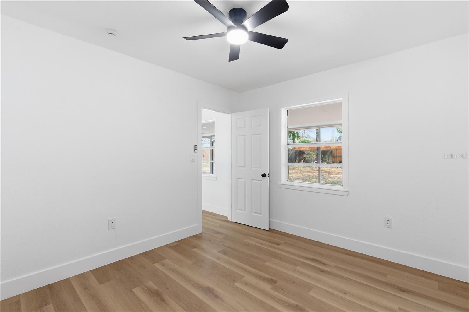 Listing photo id 13 for 10945 Boulevard