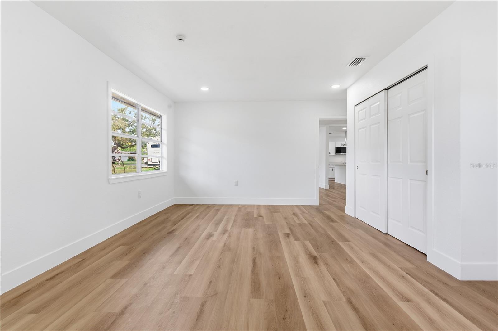 Listing photo id 15 for 10945 Boulevard