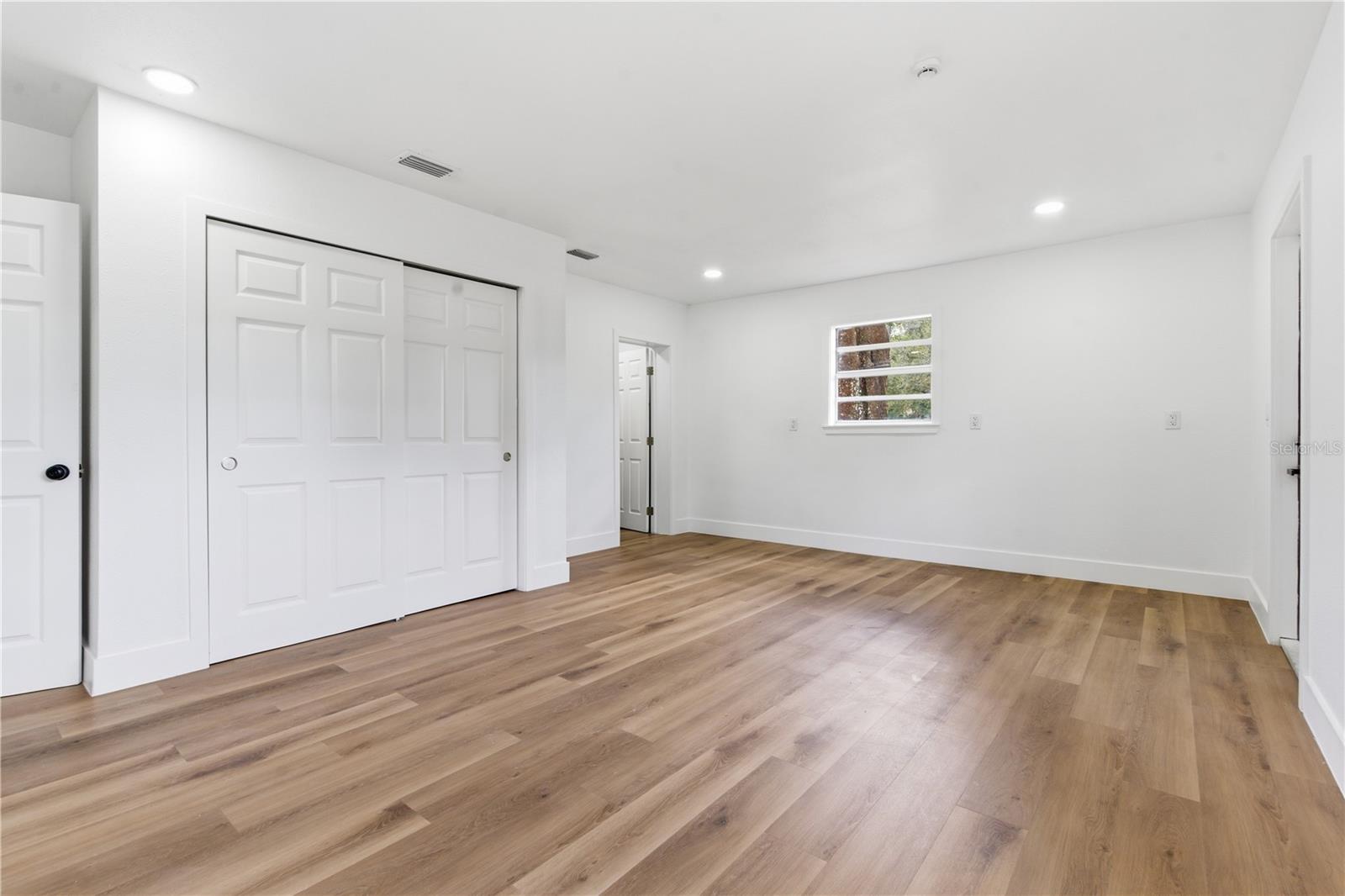 Listing photo id 17 for 10945 Boulevard