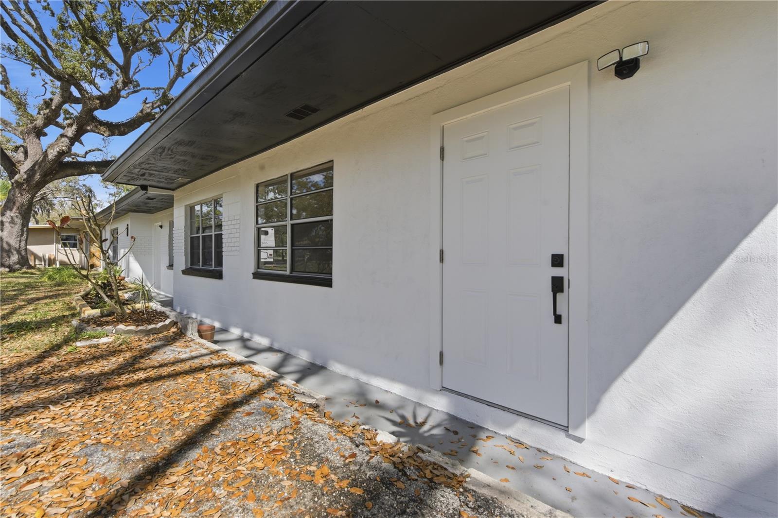 Listing photo id 0 for 10945 Boulevard