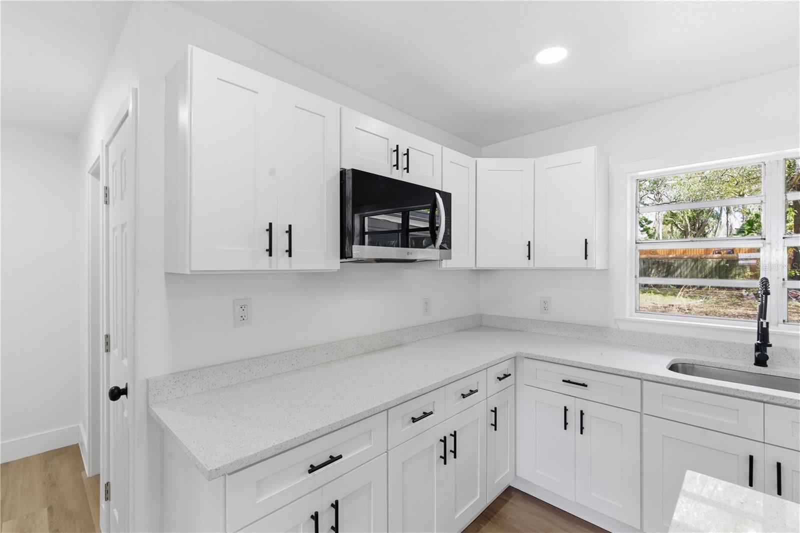 Listing photo id 5 for 10945 Boulevard