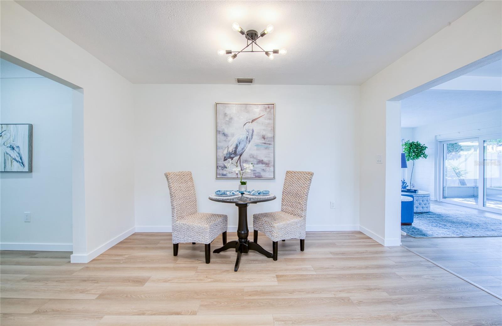 Image 19 of 63 For 662 Villagrande Avenue S