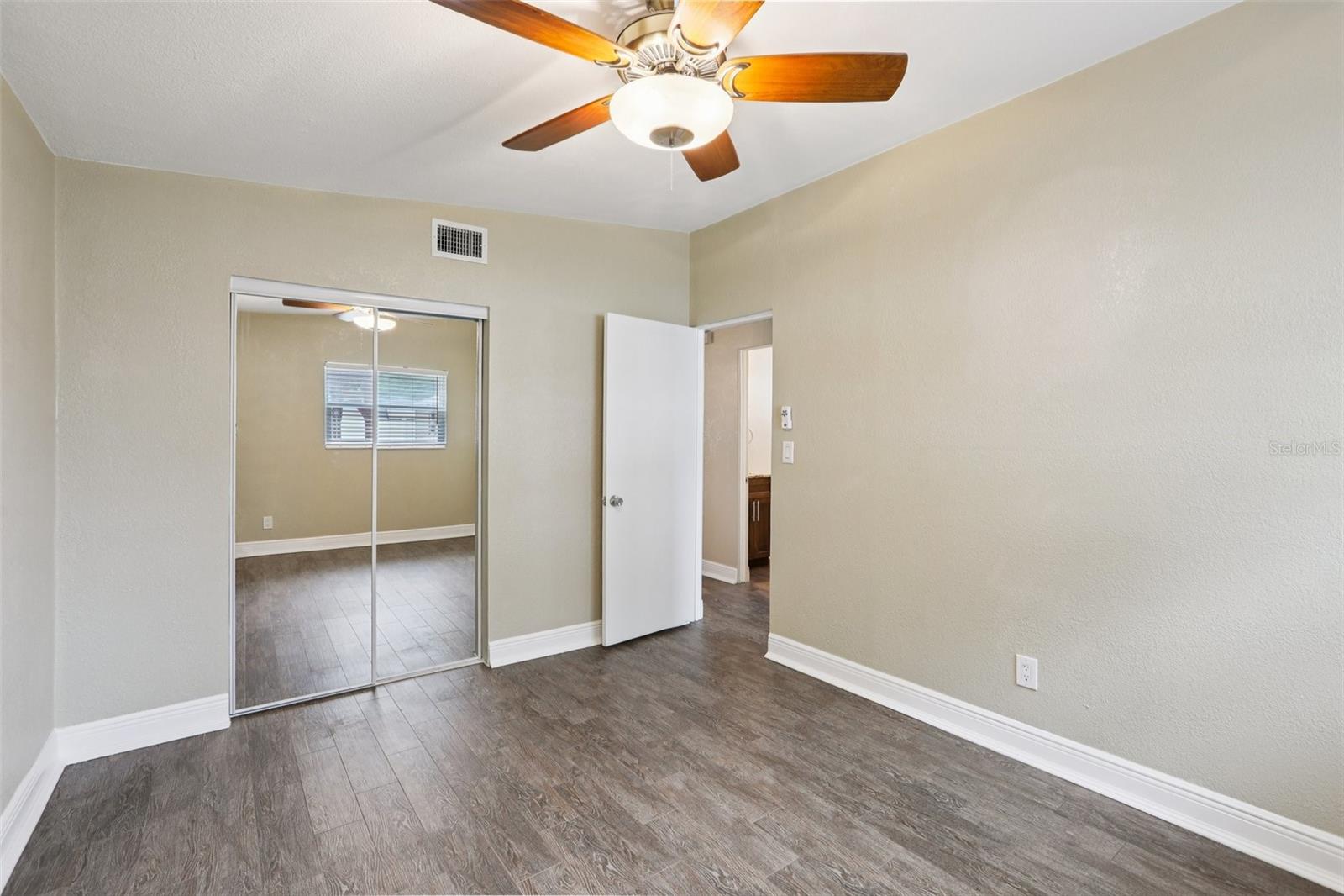 Image 22 of 37 For 205 Jefferson Circle N