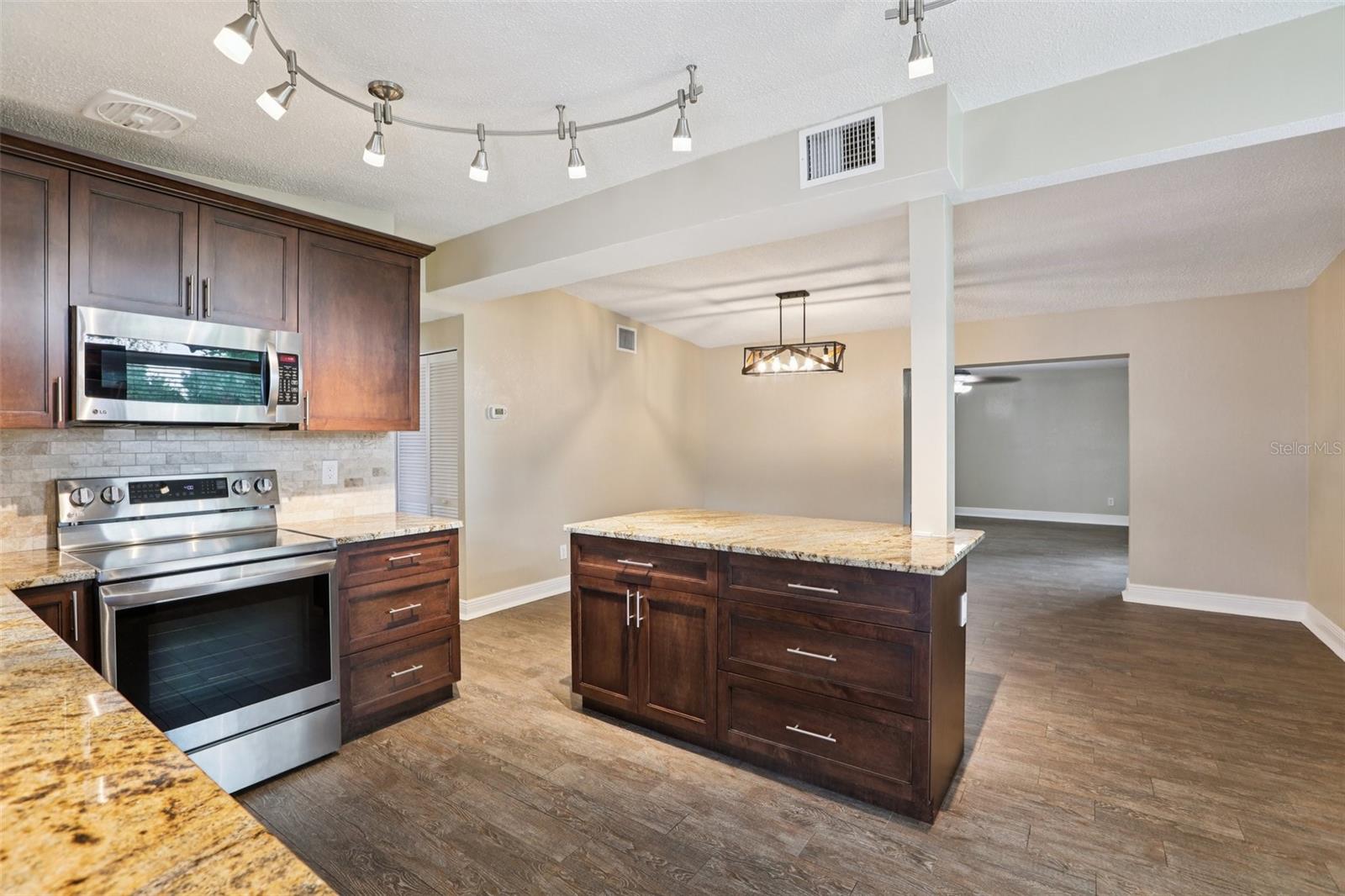 Image 6 of 37 For 205 Jefferson Circle N