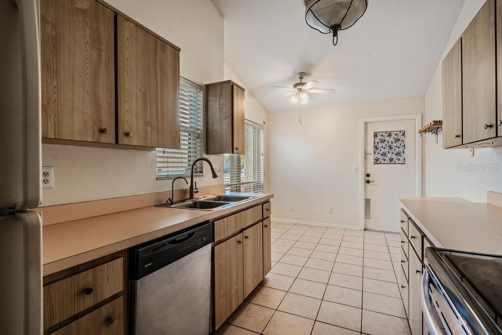 Image 12 of 55 For 274 Buckingham Place