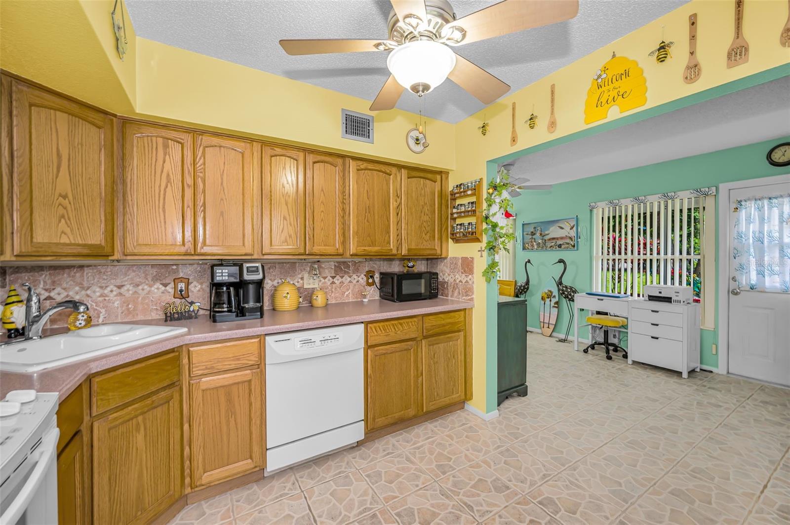 Image 18 of 100 For 2361 Jamaican Street 25