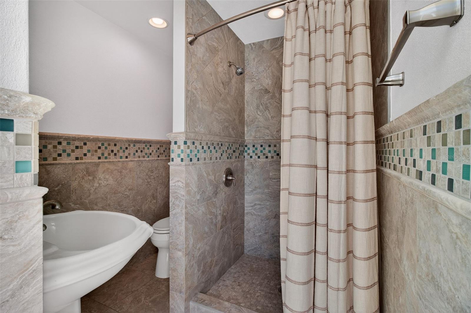 Image 25 of 39 For 517 39th Avenue