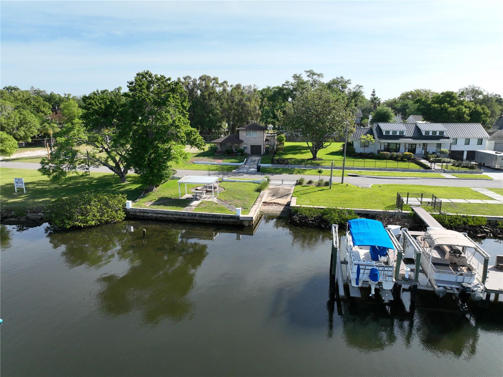 Listing photo id 9 for 2515 Riverside Drive