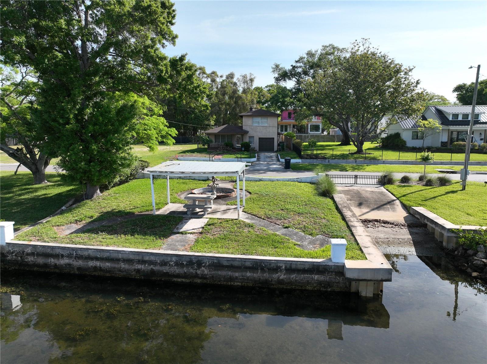 Listing photo id 12 for 2515 Riverside Drive