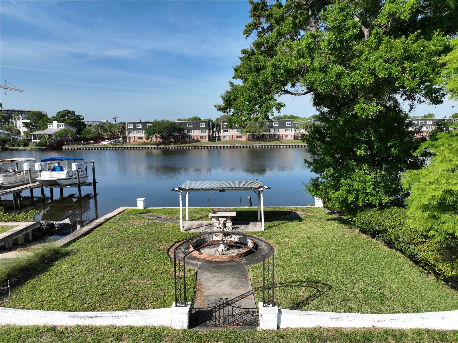 Listing photo id 13 for 2515 Riverside Drive