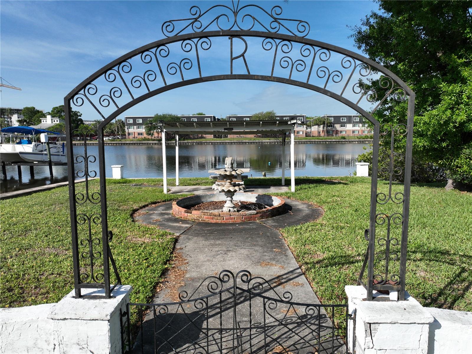 Listing photo id 14 for 2515 Riverside Drive