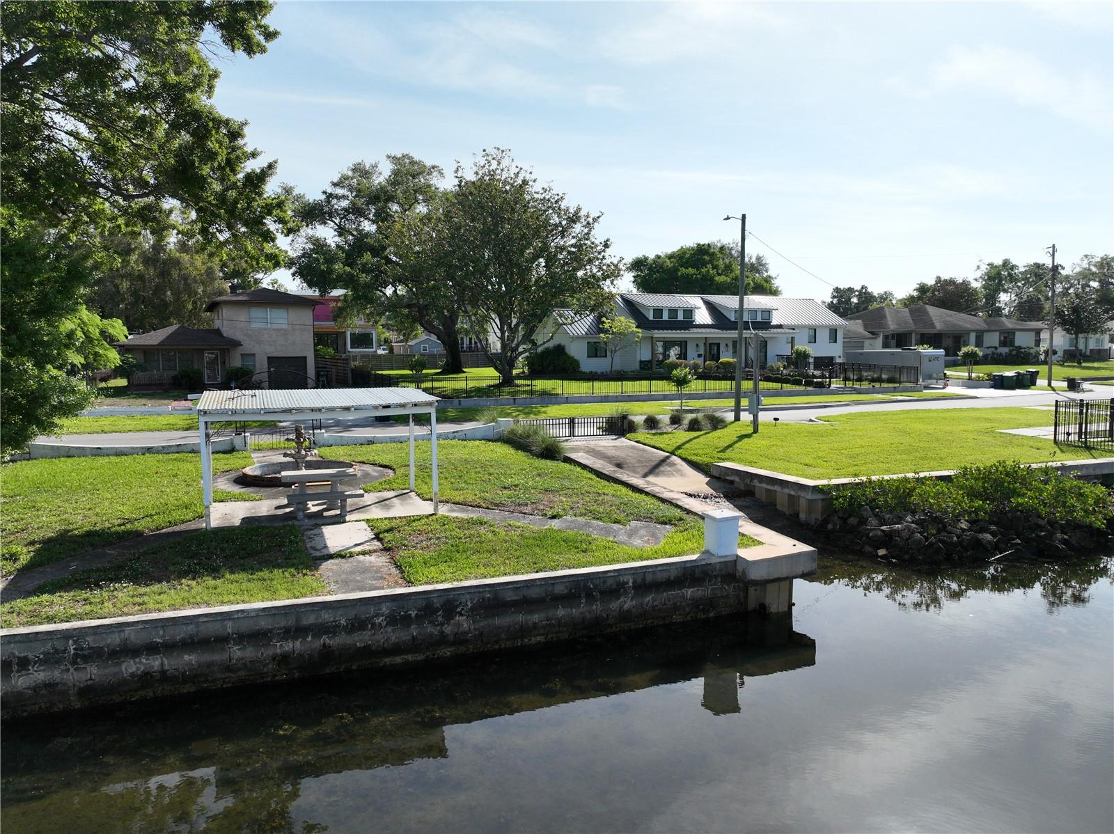 Listing photo id 15 for 2515 Riverside Drive