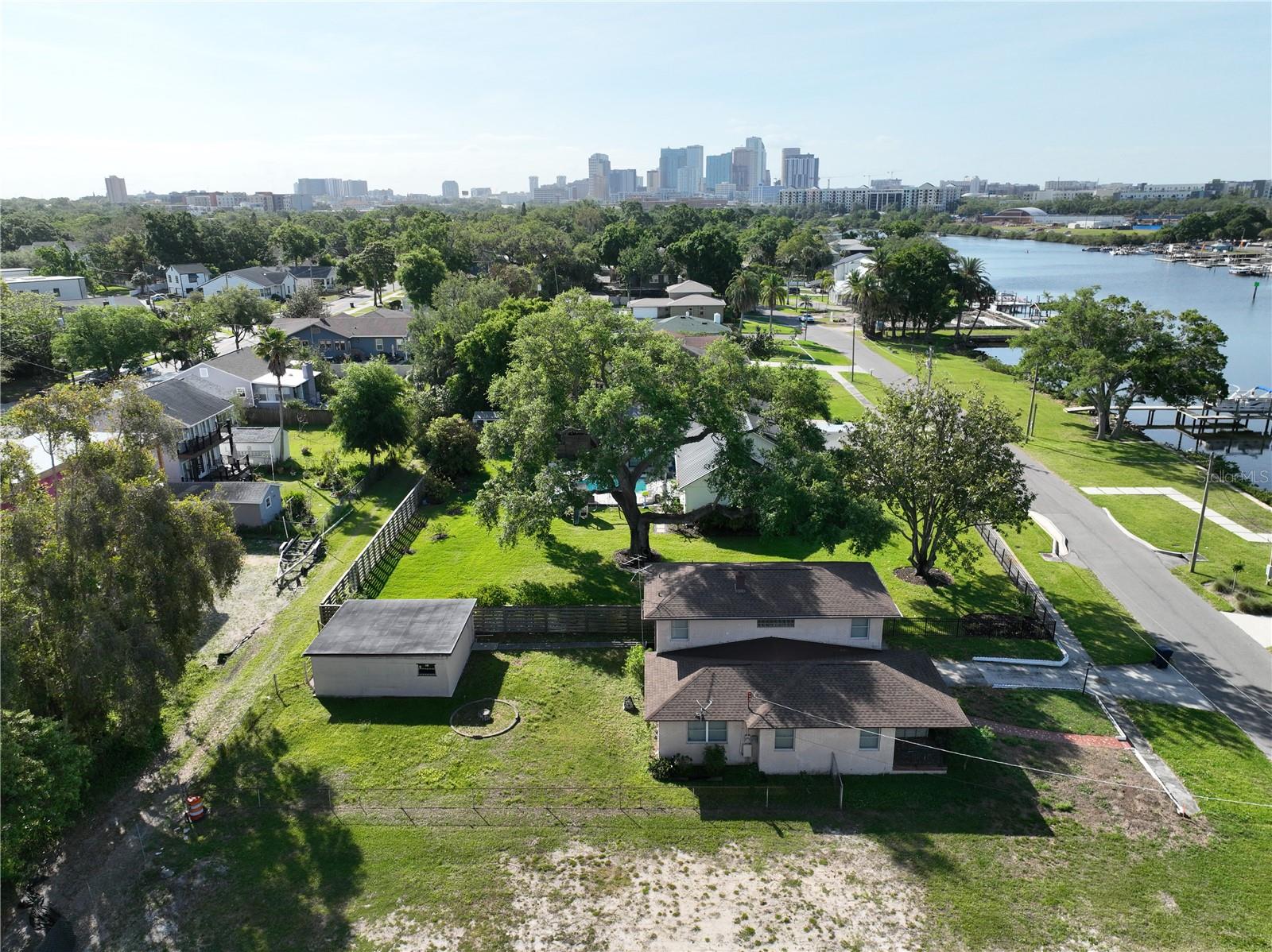 Listing photo id 16 for 2515 Riverside Drive