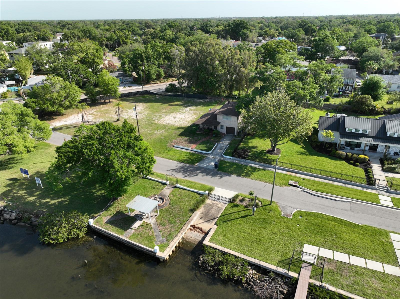 Listing photo id 3 for 2515 Riverside Drive