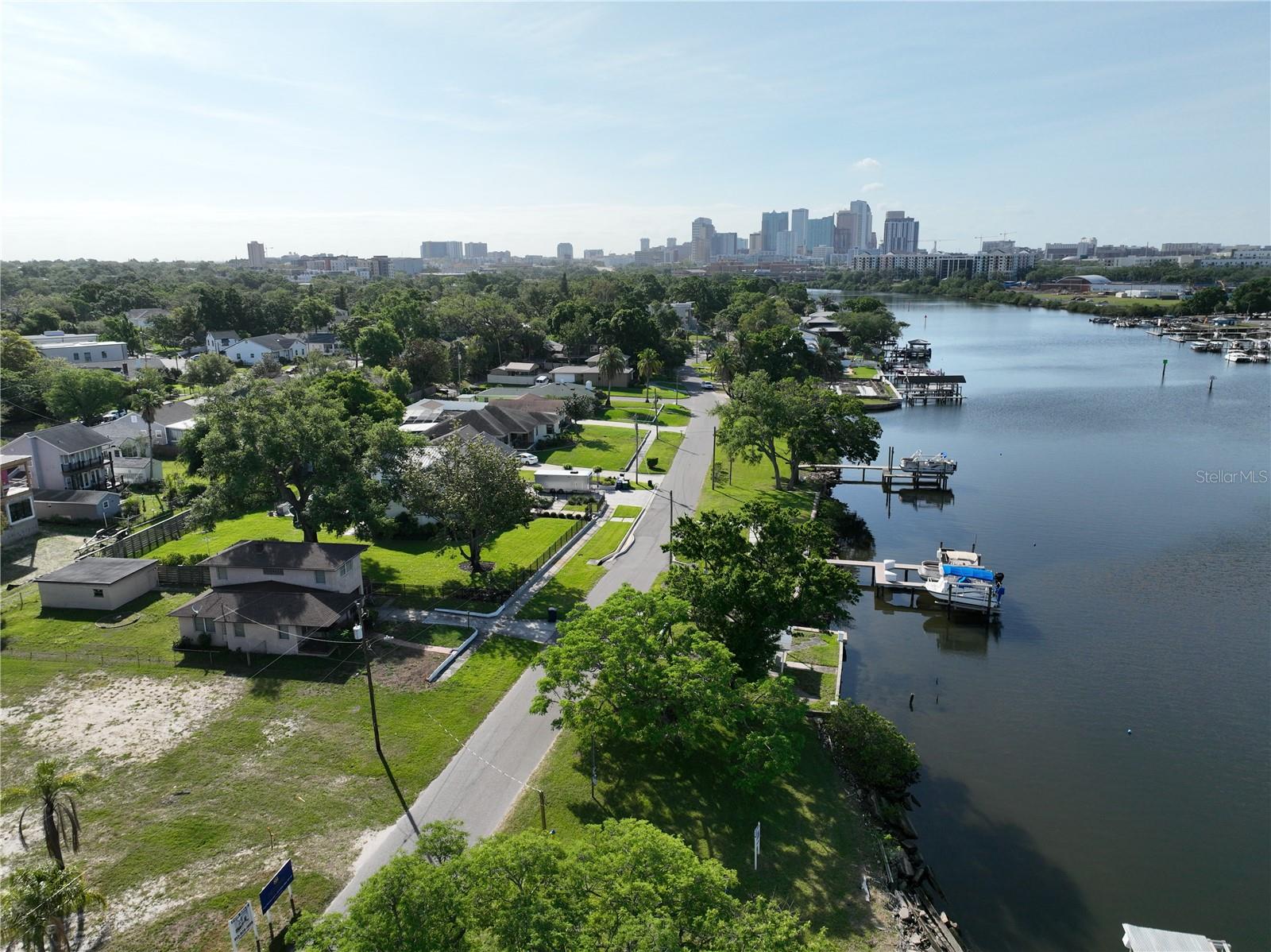 Listing photo id 5 for 2515 Riverside Drive