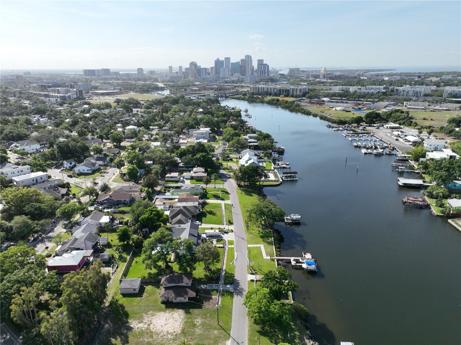 Listing photo id 6 for 2515 Riverside Drive