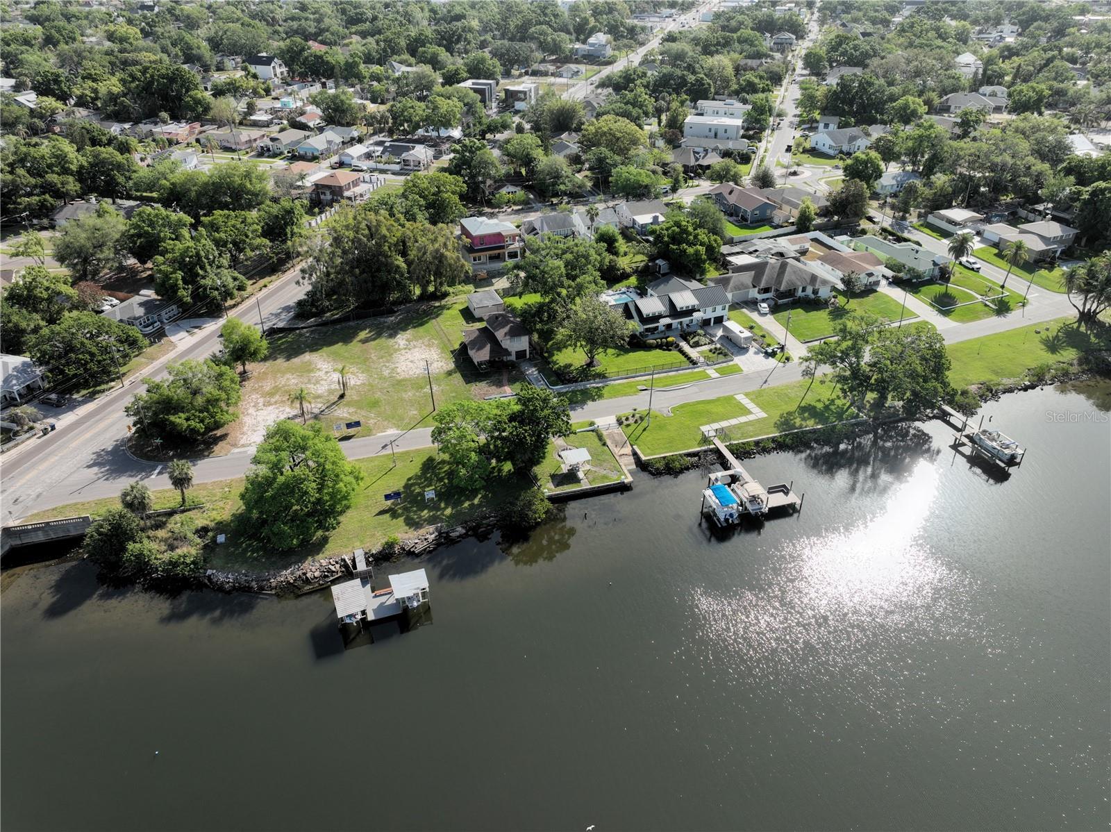 Listing photo id 7 for 2515 Riverside Drive