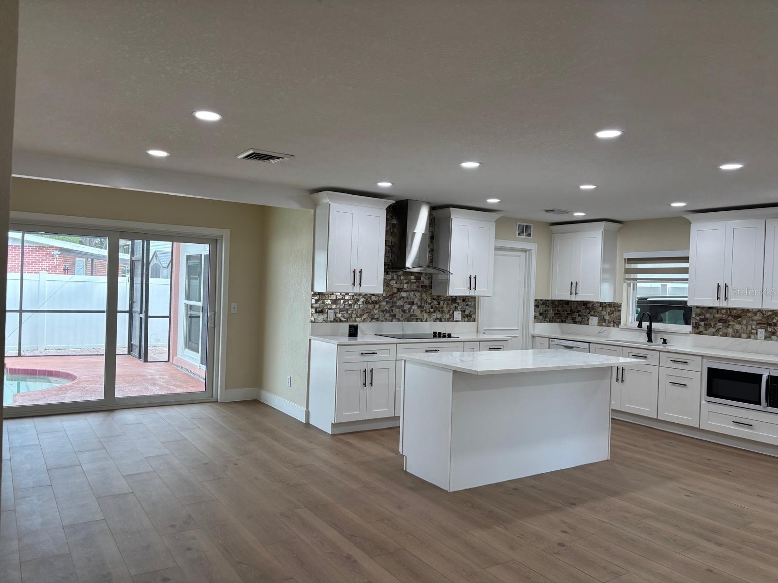 Listing photo id 4 for 6747 Ralston Beach Circle