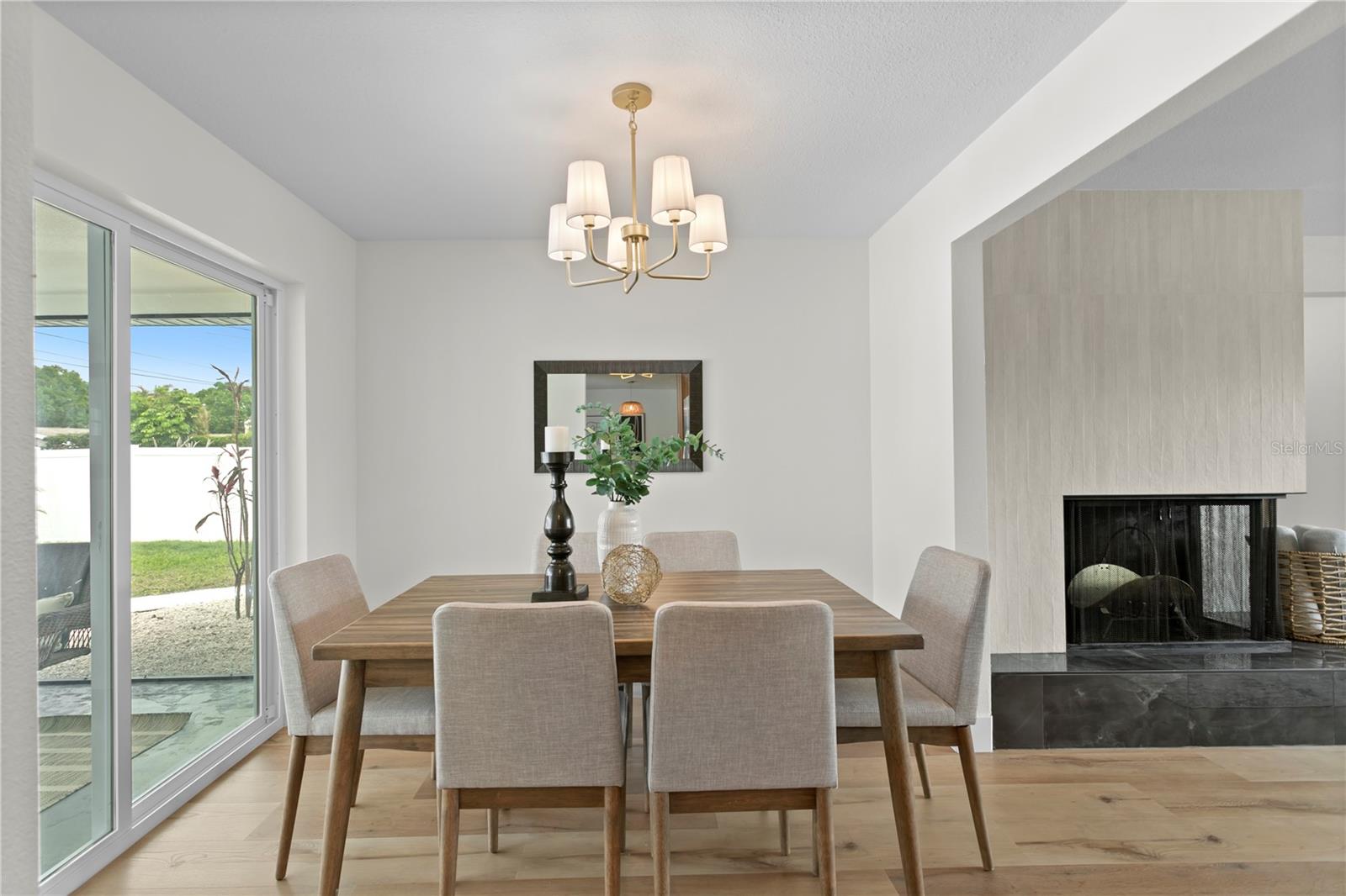 Listing photo id 13 for 1664 Whitewood Drive