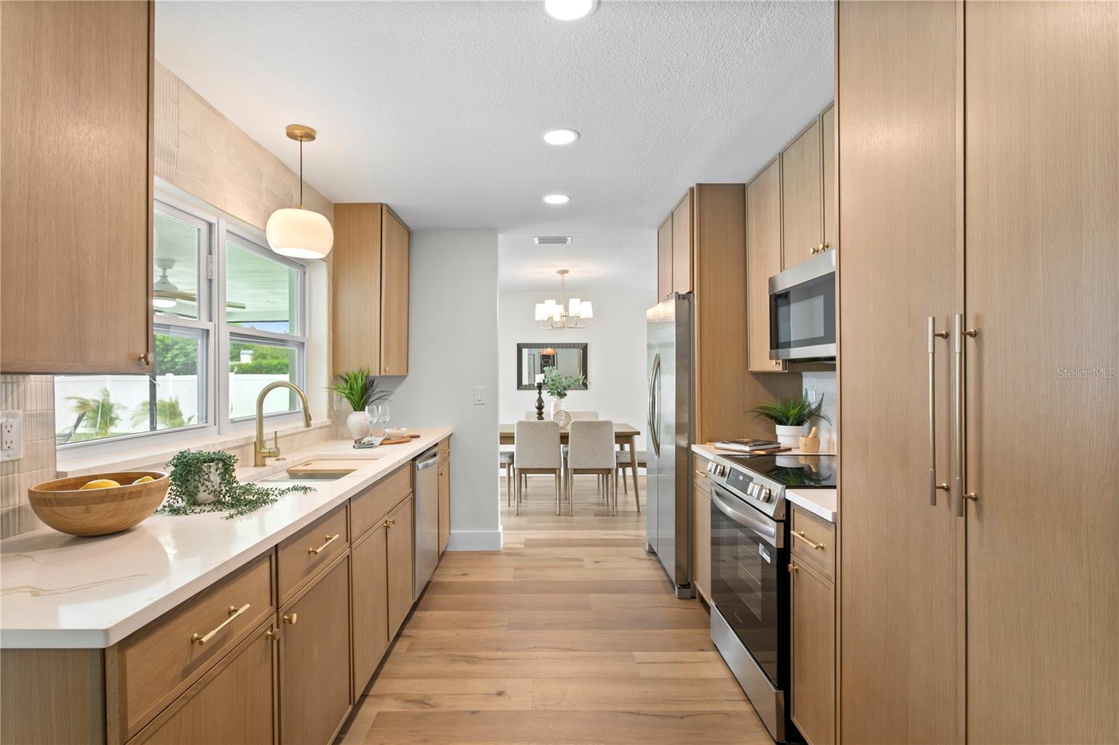 Listing photo id 14 for 1664 Whitewood Drive