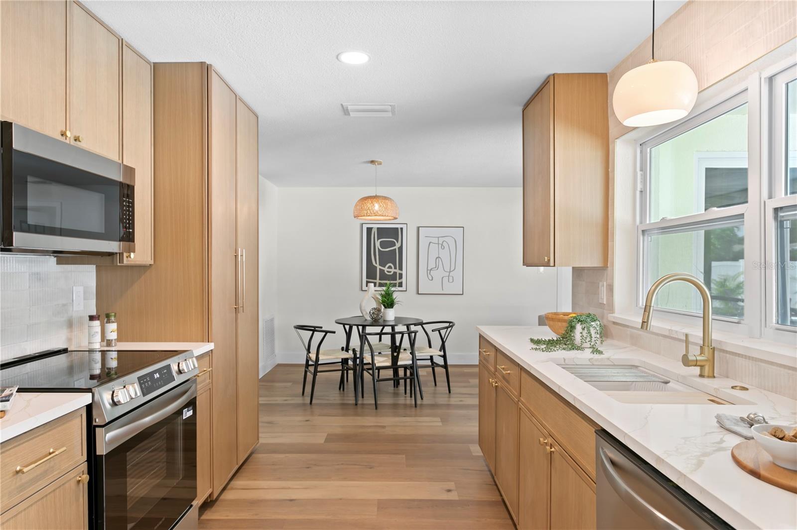 Listing photo id 16 for 1664 Whitewood Drive