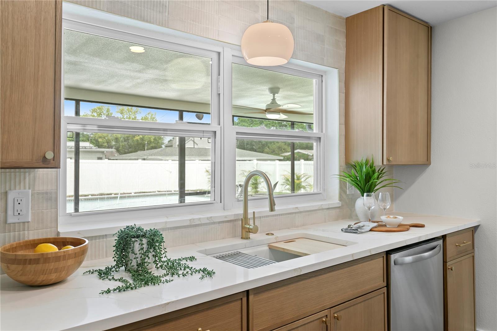 Listing photo id 17 for 1664 Whitewood Drive