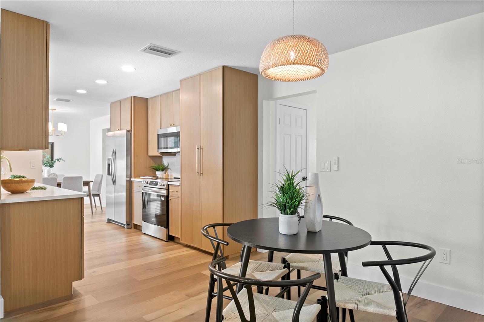 Listing photo id 18 for 1664 Whitewood Drive