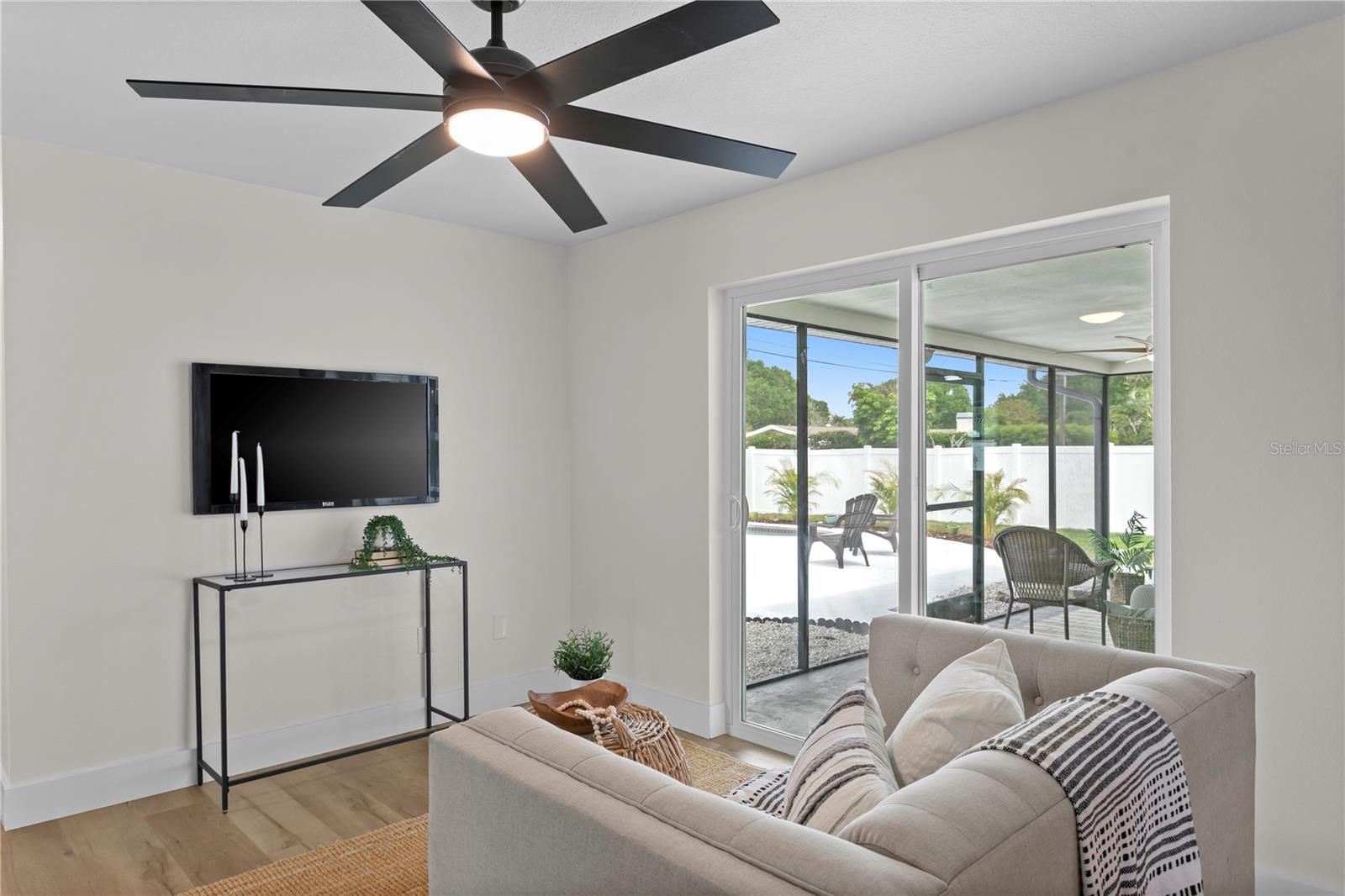 Listing photo id 21 for 1664 Whitewood Drive