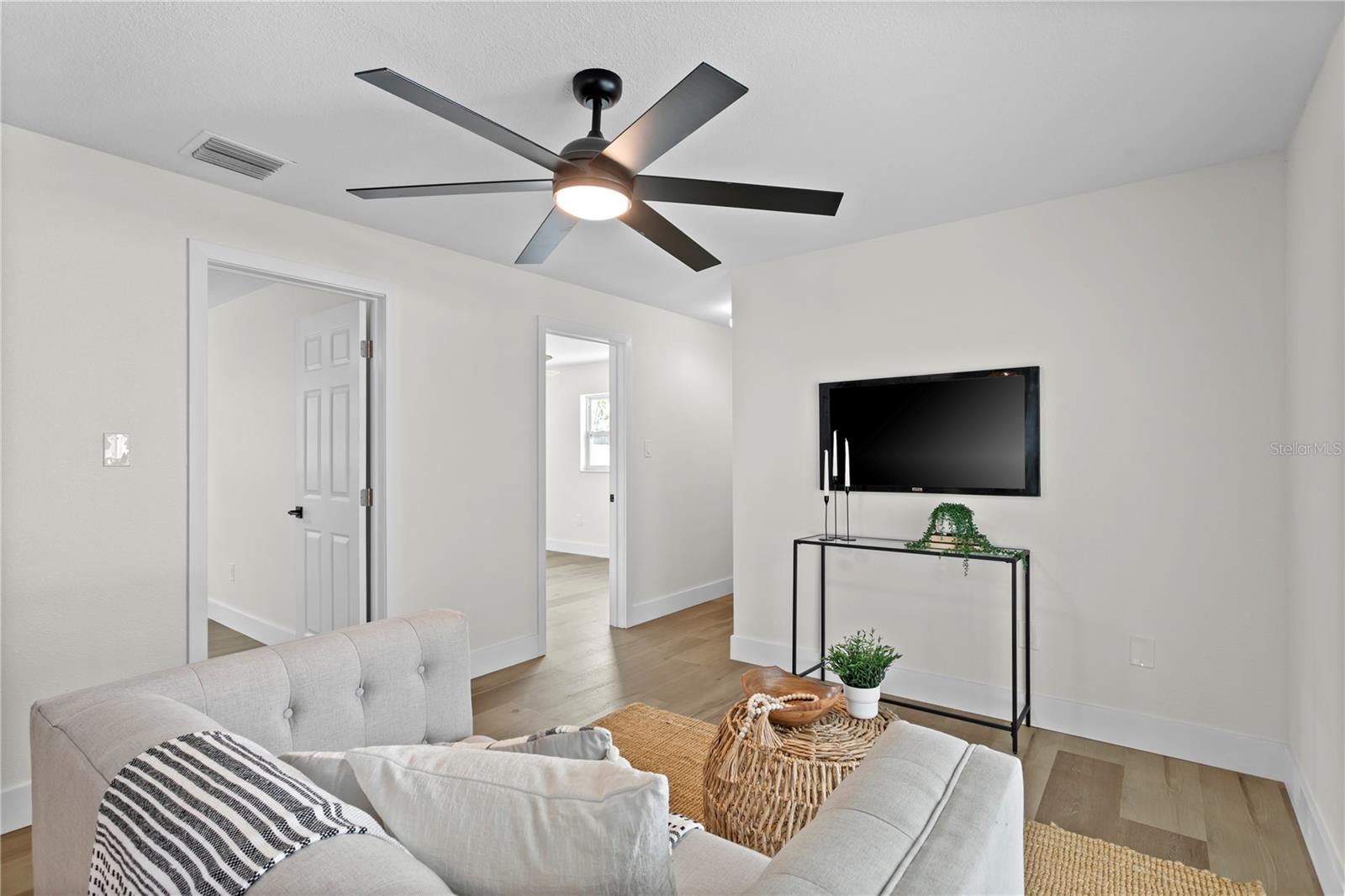 Listing photo id 22 for 1664 Whitewood Drive