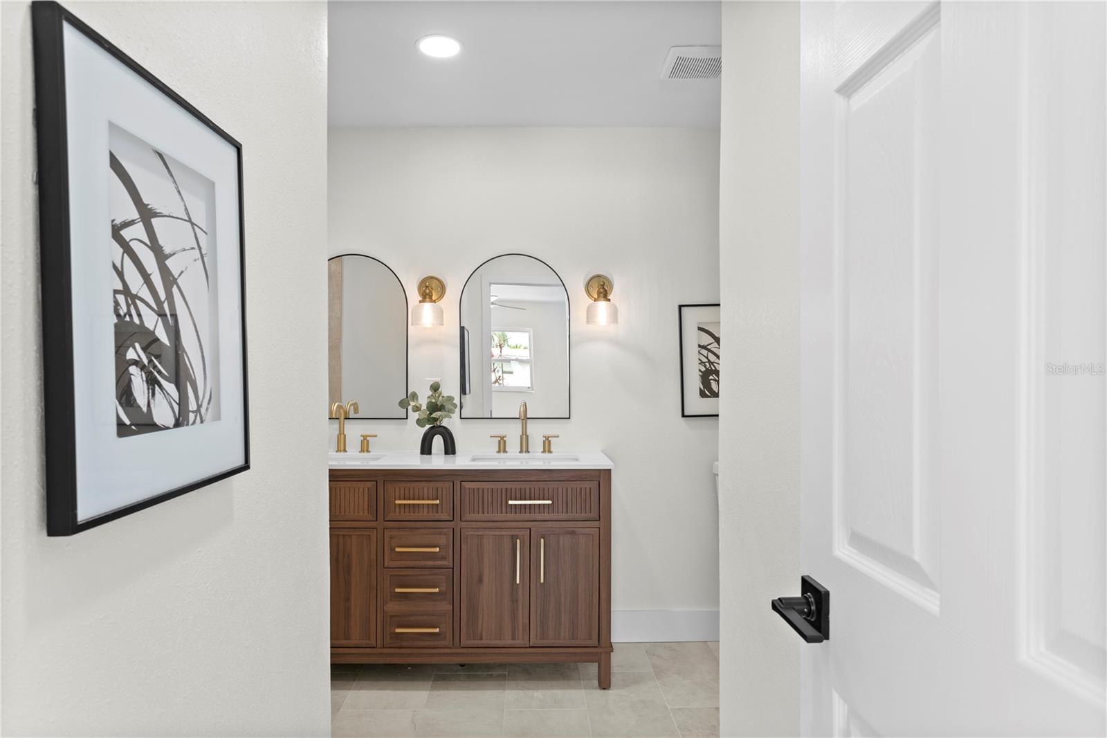 Listing photo id 27 for 1664 Whitewood Drive