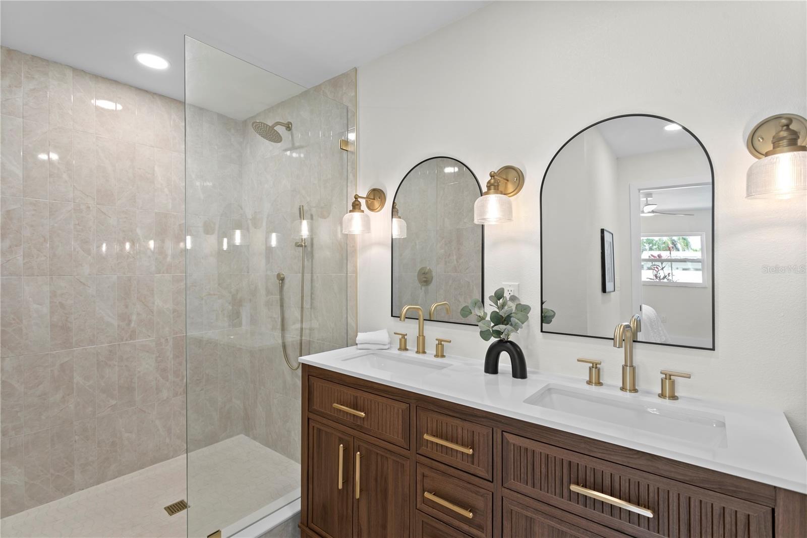 Listing photo id 28 for 1664 Whitewood Drive