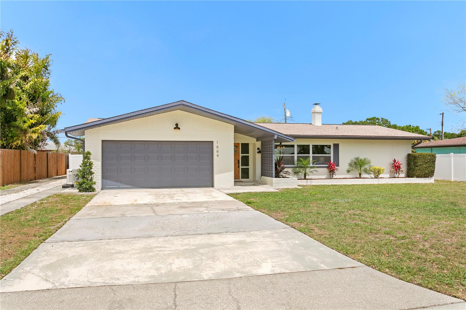 Listing photo id 2 for 1664 Whitewood Drive