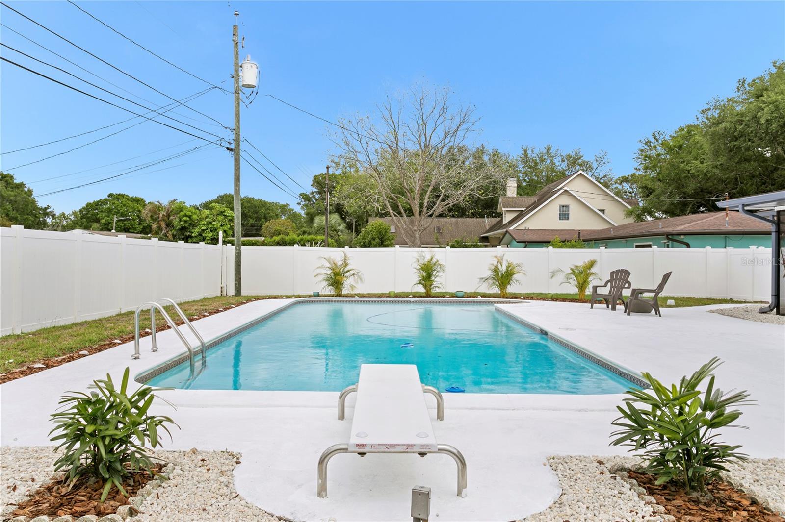 Listing photo id 39 for 1664 Whitewood Drive