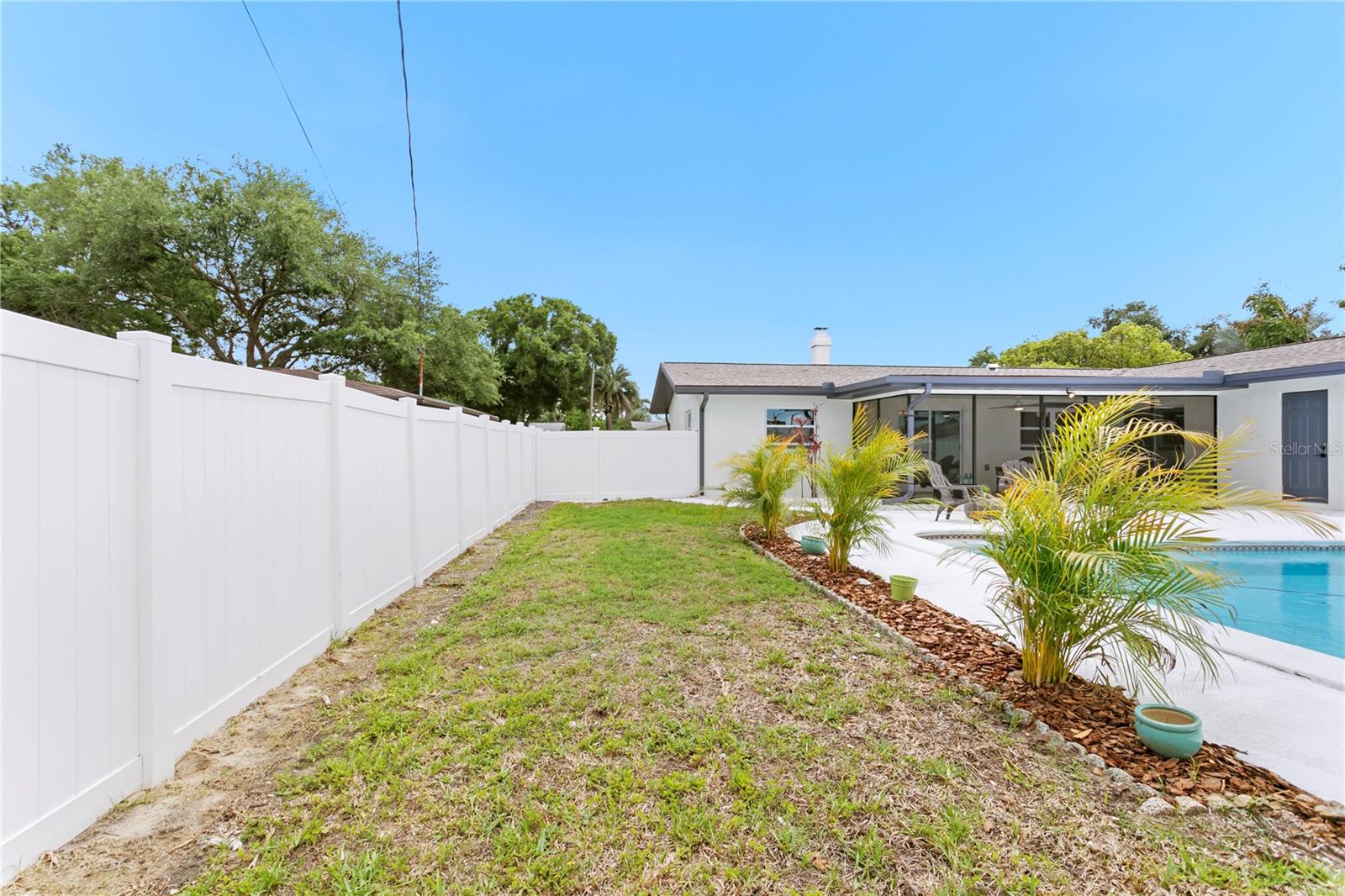 Listing photo id 43 for 1664 Whitewood Drive