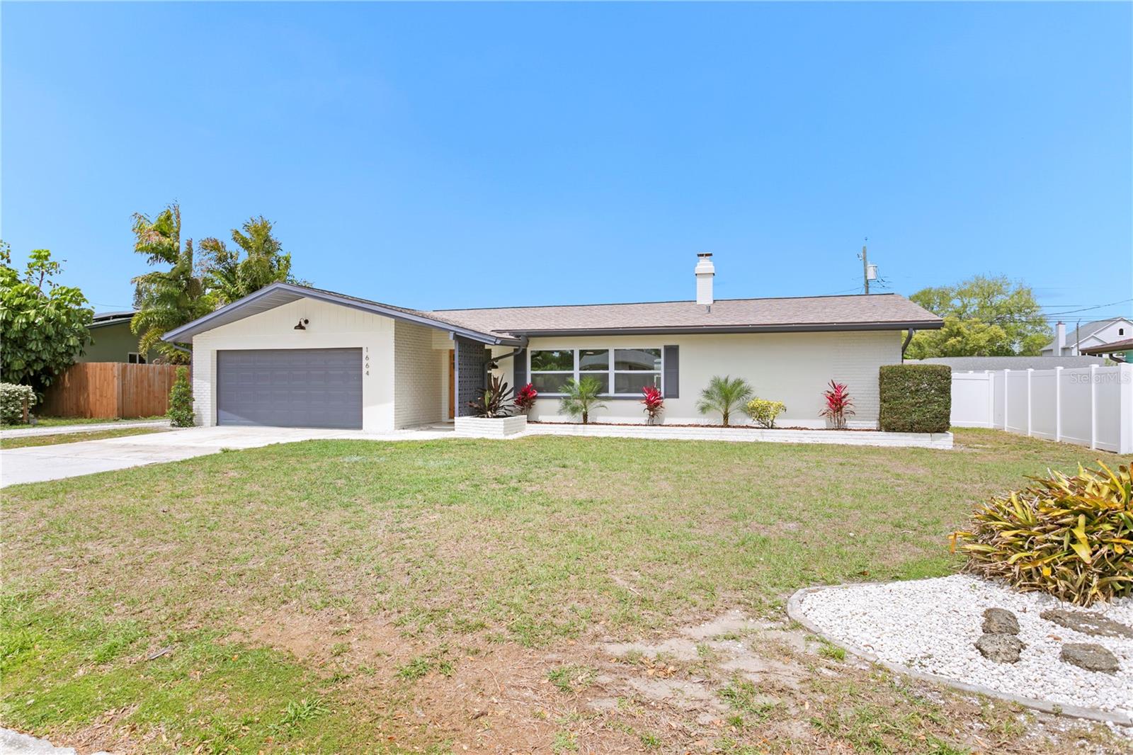 Listing photo id 3 for 1664 Whitewood Drive