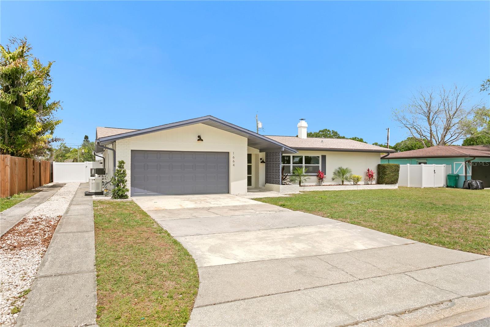 Listing photo id 4 for 1664 Whitewood Drive