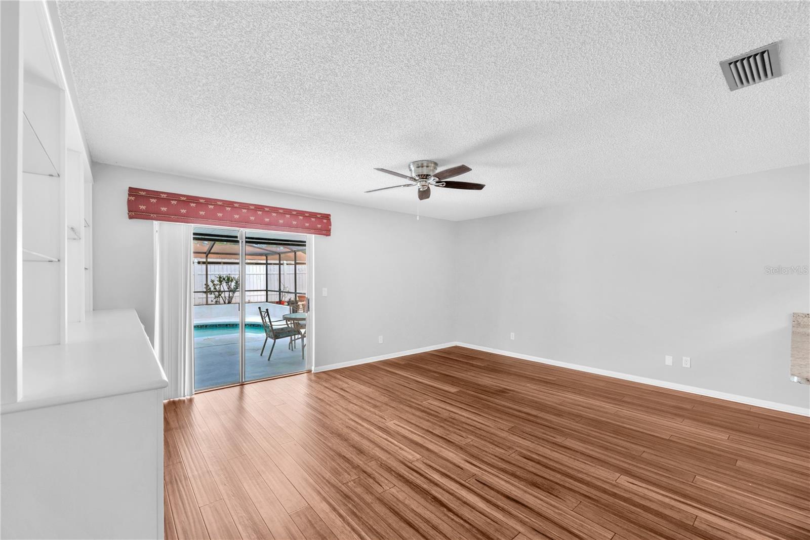 Listing photo id 8 for 3706 Orangecrest Street